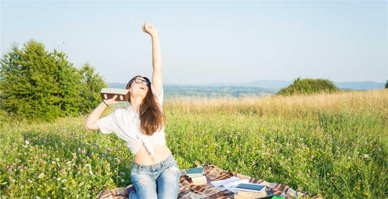 金色假发全球畅销：乌克兰女性纷纷靠卖发谋生