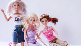 美国圣诞市场展开人偶玩具之争，芭比娃娃不敌安娜公主
