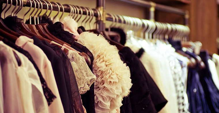 英国今冬太暖和，商店趁圣诞节处理大量冬衣