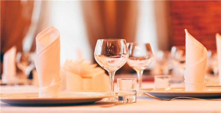 进口啤酒国内市场销售火热，商家下调售价提高销量