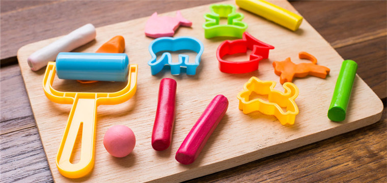 亚马逊误发42镑橡皮泥，女子纳闷我啥都没买啊