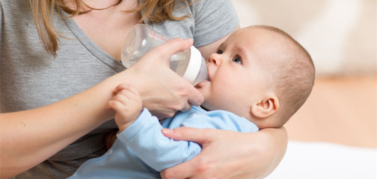 又一款育儿神器问世！土豪沙特人用“金奶瓶”给婴儿喂奶