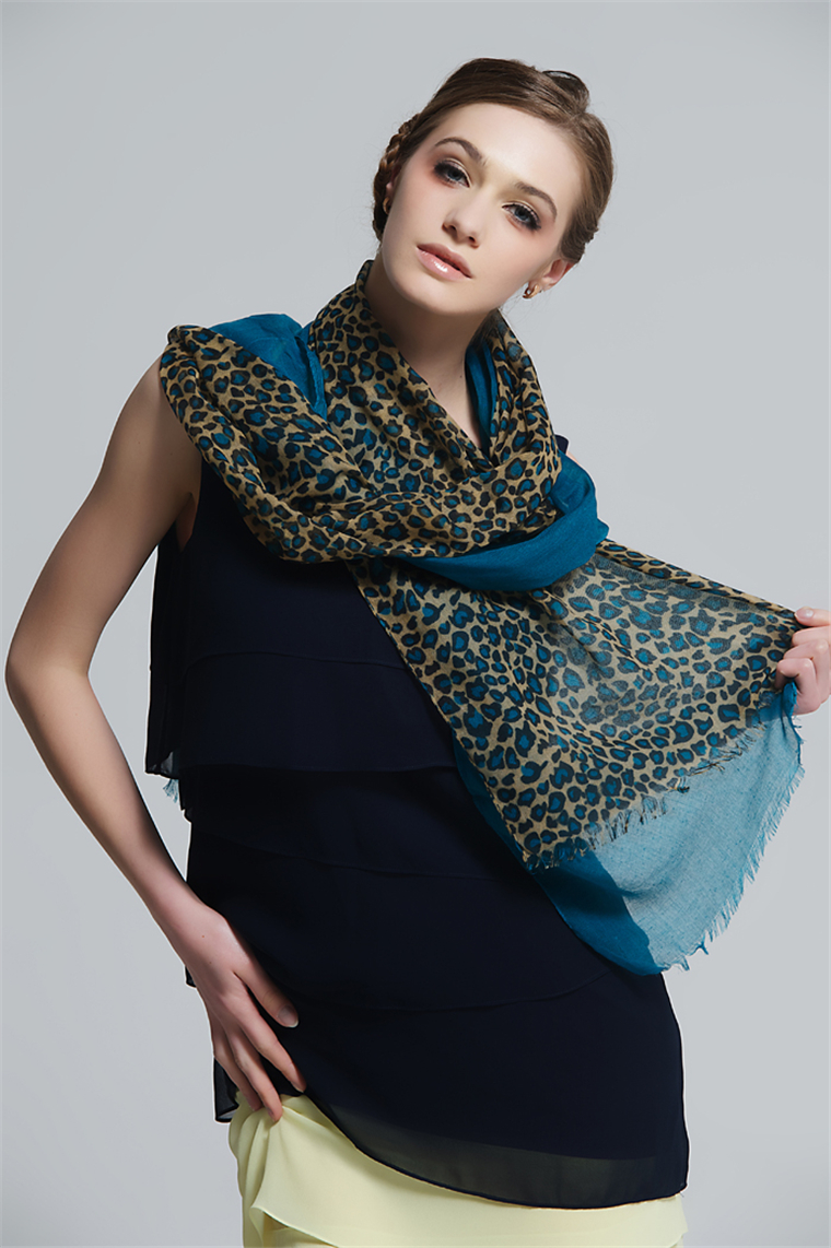豹纹印花款丝巾，法国设计师经典打造