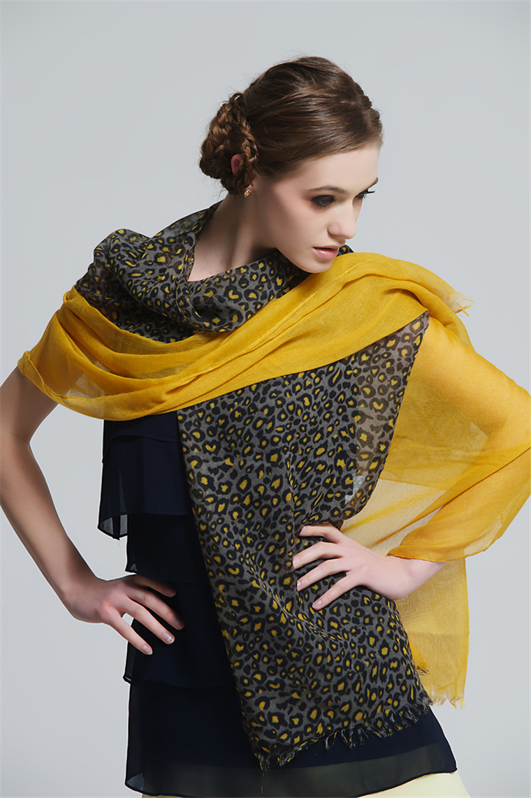 豹纹印花款丝巾，法国设计师经典打造