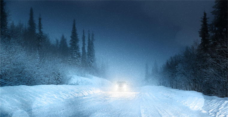 美国大半地区遭遇风暴袭击，公路交通瘫痪，百余航班取消