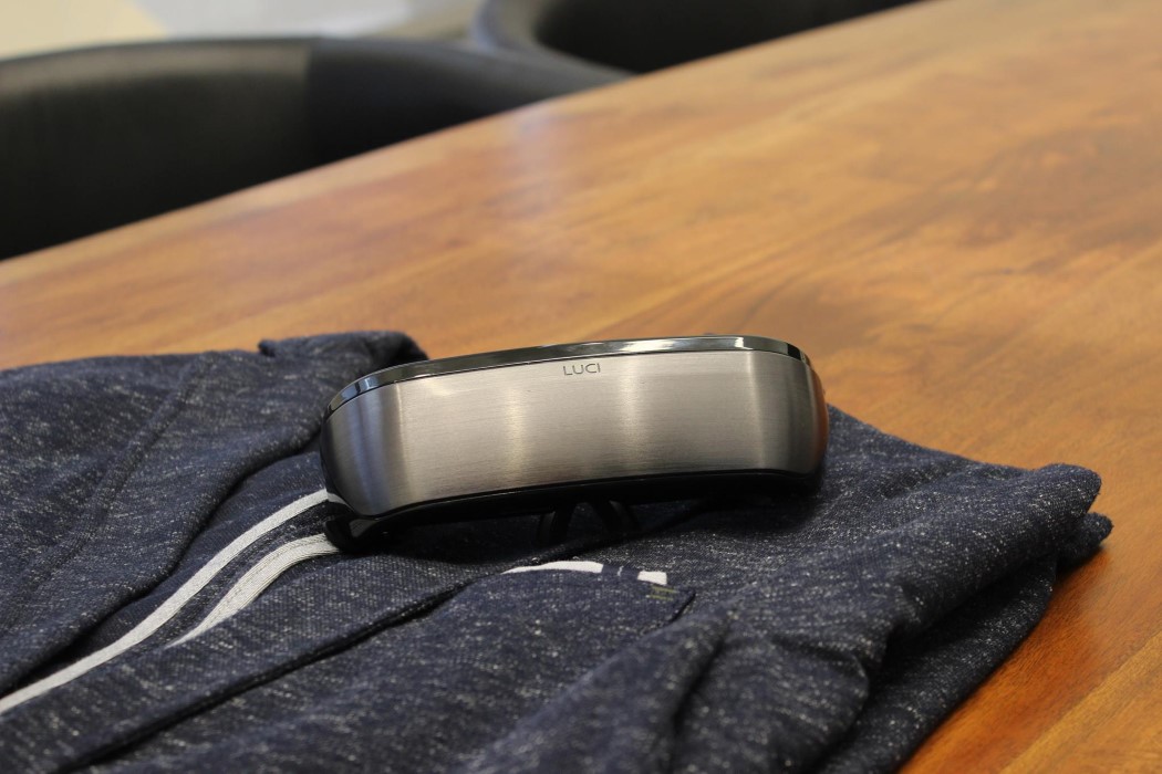 时尚风格虚拟耳机，让你身临其境