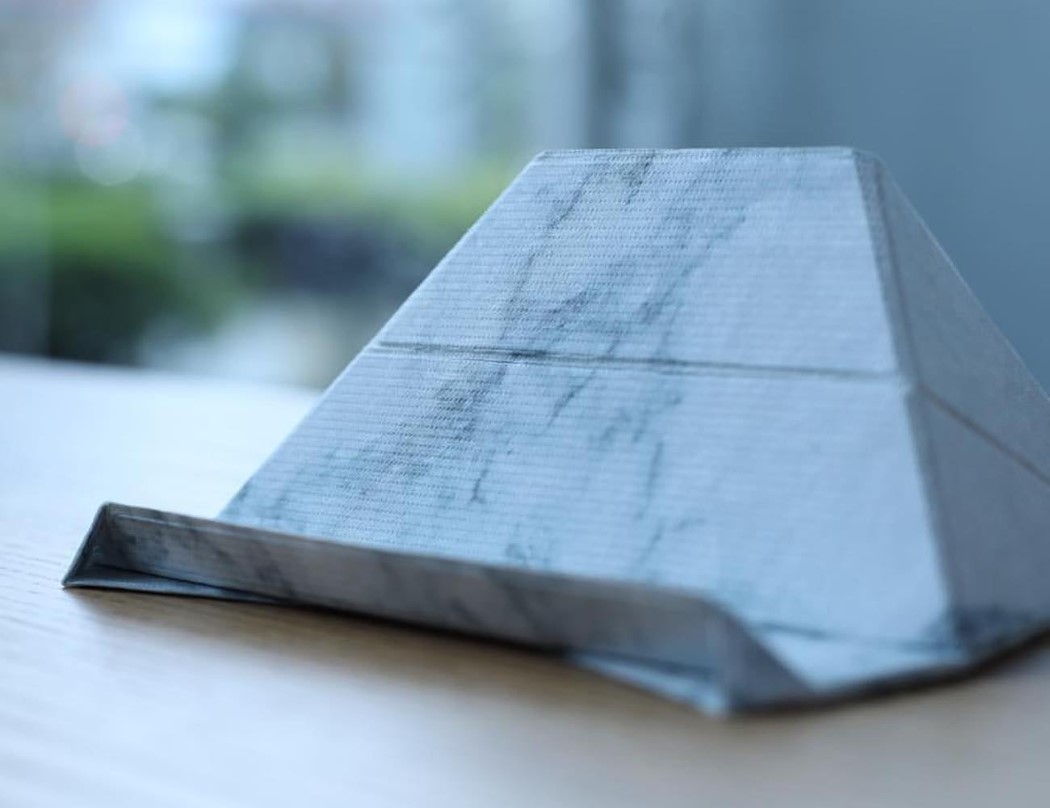 超薄折纸式支架，手机电脑都能用