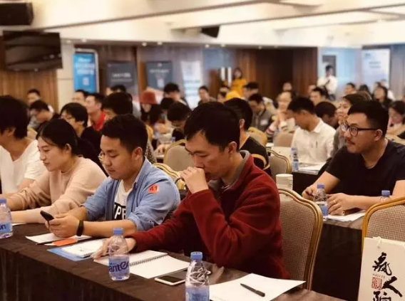 亿丰·亚马逊峰会举行，豆沙包亚马逊卖家神器受追捧