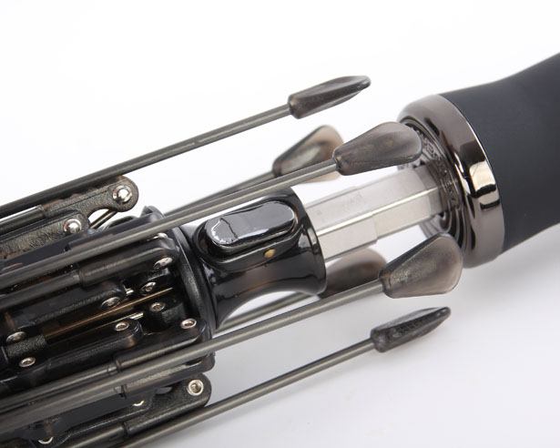 Hedgehog雨伞–碳纤维雨伞采用汽车式悬挂系统