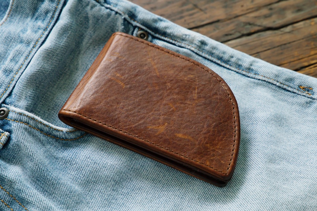 驼鹿皮钱包，形状贴合前口袋