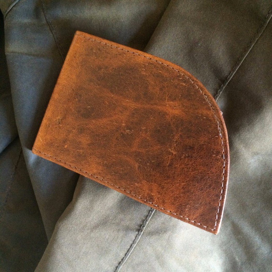 驼鹿皮钱包，形状贴合前口袋