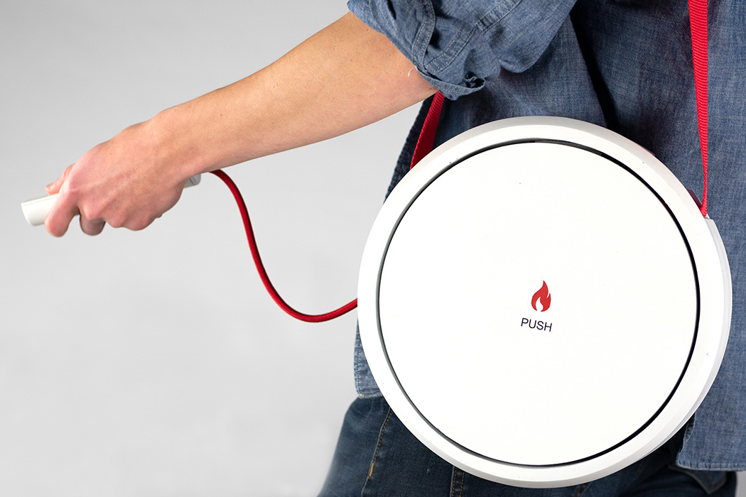 一台高级灭火器，就如同挎包一样