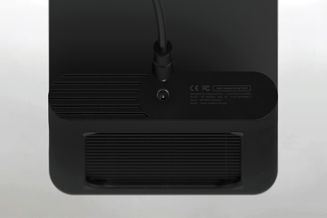 极简风无线充电器，线条流畅外观时尚