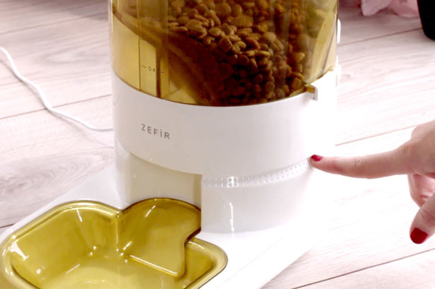 自动宠物喂食器，可远程App控制