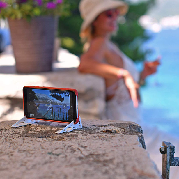 信用卡大小袖珍三脚架，用于移动摄影