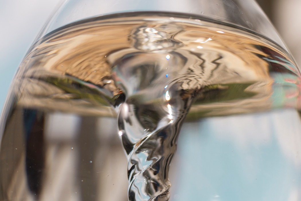 自然而平静，使用旋涡来稀释有害物