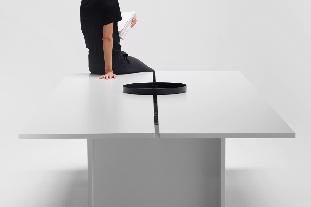 现代化办公桌，简约又实用的设计