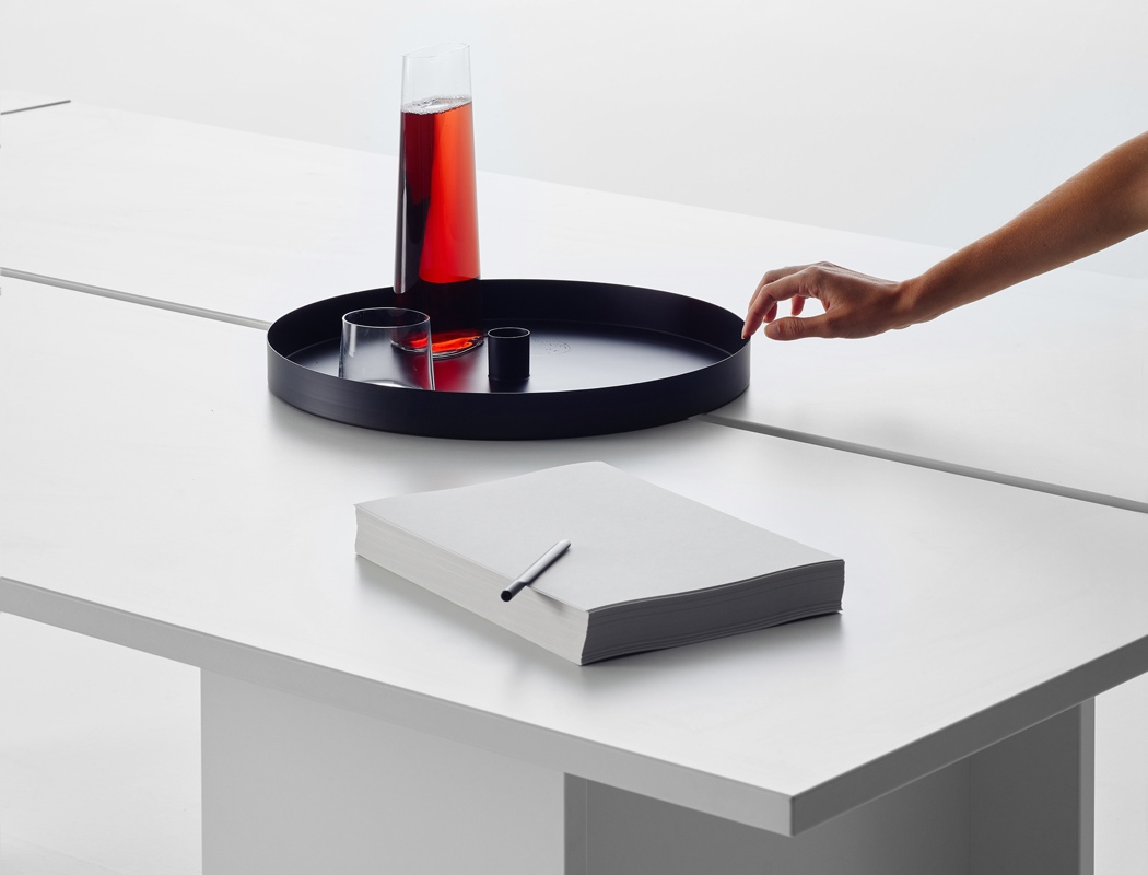 现代化办公桌，简约又实用的设计