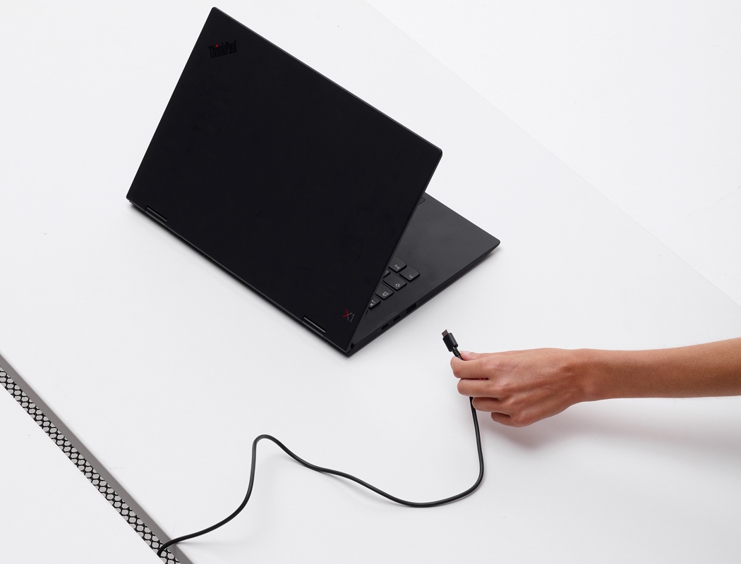 现代化办公桌，简约又实用的设计