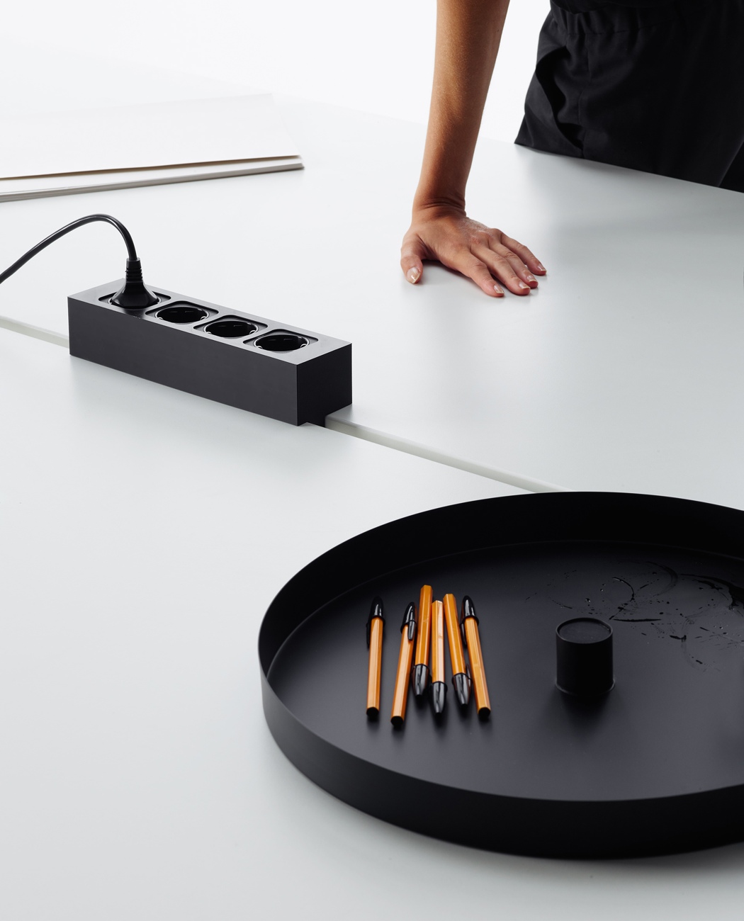 现代化办公桌，简约又实用的设计