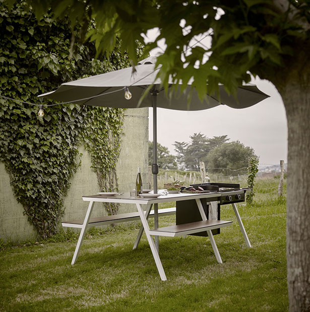 带有遮阳伞的烧烤桌，让你边吃边烤