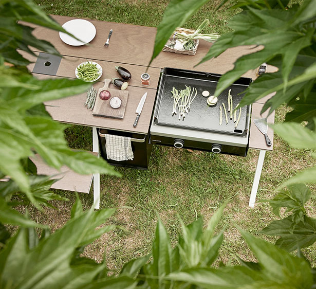 带有遮阳伞的烧烤桌，让你边吃边烤