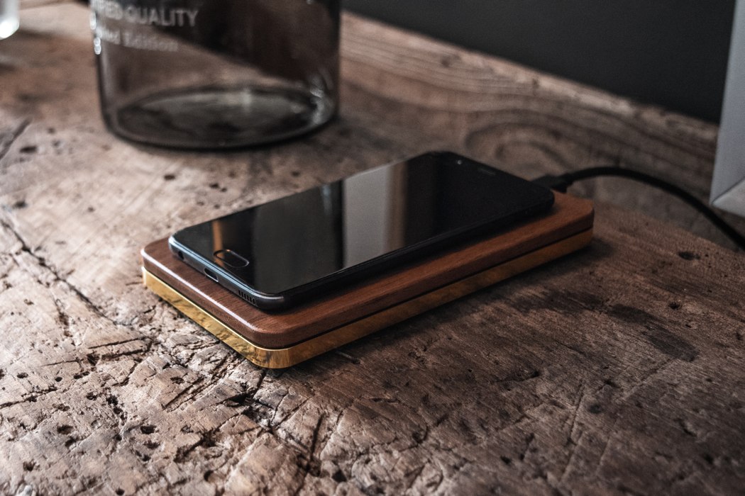 抵抗污渍，木质无线充电器