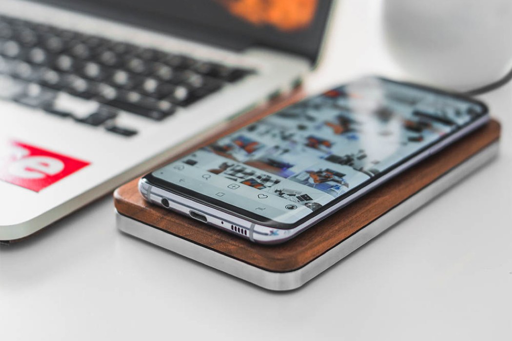 抵抗污渍，木质无线充电器