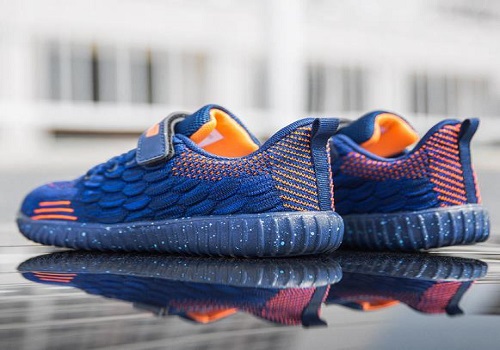 潮流运动鞋，耐磨防滑性能佳