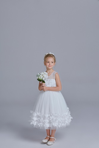 公主范纯白花童礼服，童装市场的新宠儿