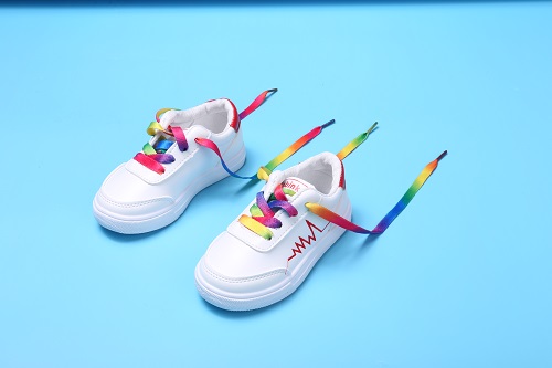​欧美风彩色彩带小白鞋，年销售额达4000万
