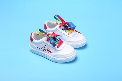 ​欧美风彩色彩带小白鞋，年销售额达4000万