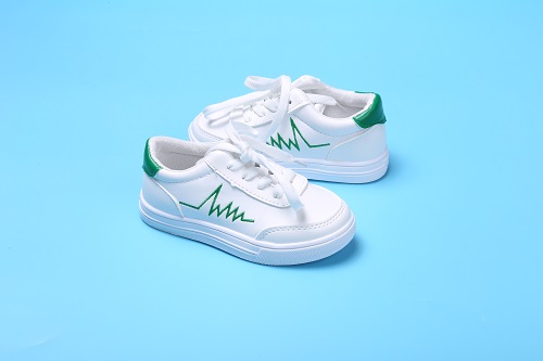 ​欧美风彩色彩带小白鞋，年销售额达4000万