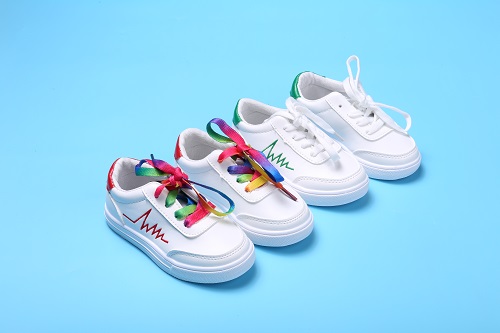 ​欧美风彩色彩带小白鞋，年销售额达4000万
