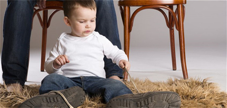 ​欧美风彩色彩带小白鞋，年销售额达4000万