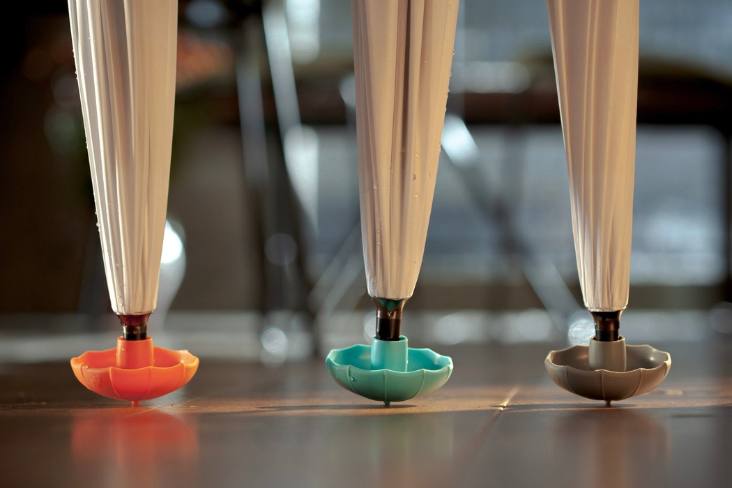 含有滴水嘴的雨伞，有助于地板干燥