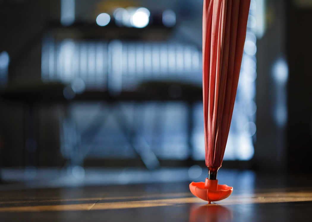 含有滴水嘴的雨伞，有助于地板干燥