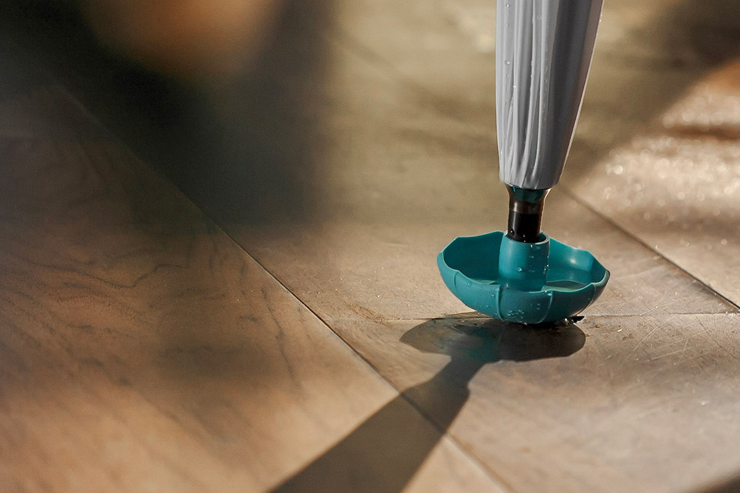 含有滴水嘴的雨伞，有助于地板干燥