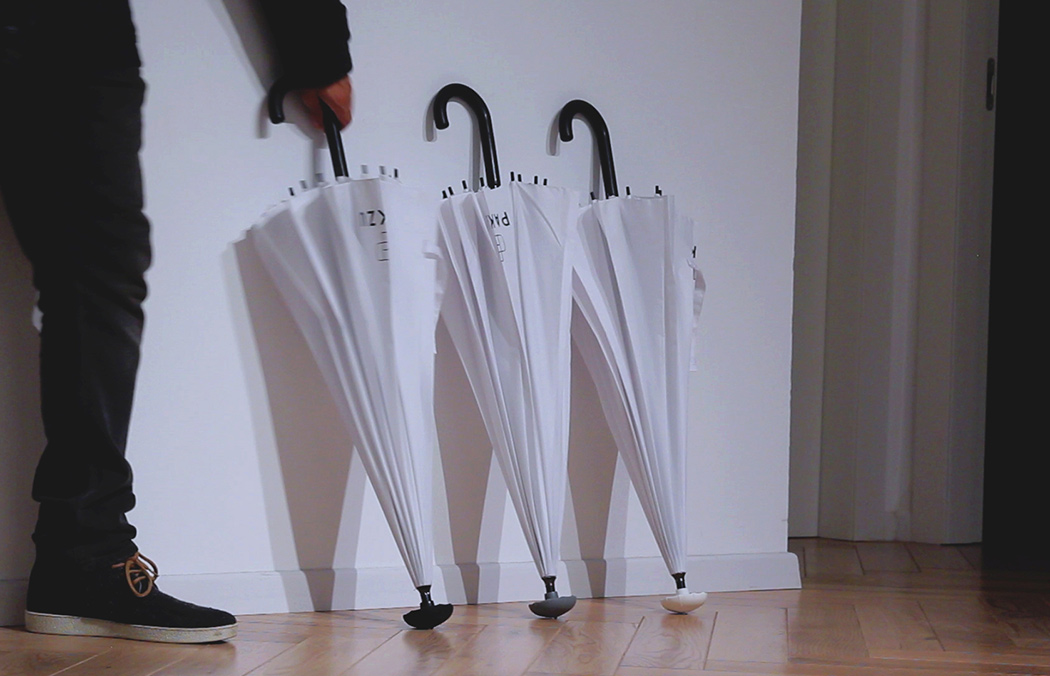 含有滴水嘴的雨伞，有助于地板干燥