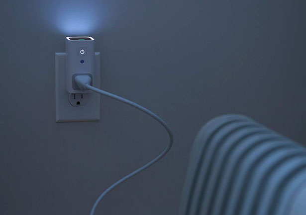 空氣質(zhì)量監(jiān)測儀，頂部帶有優(yōu)雅的夜燈