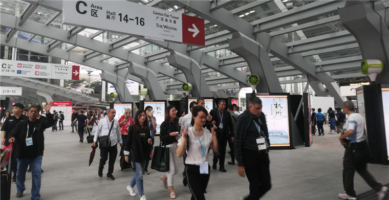 广交会展商谈“中美贸易战”：订单不翼而飞，不排除生产线外迁国外