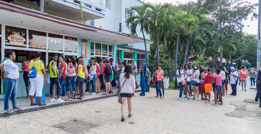 古巴生活必需品严重短缺，大米鸡蛋凭配给卡购买