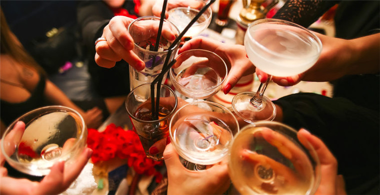 东南亚“最能喝”的国家：越南取消禁止在线销售烈性酒禁令