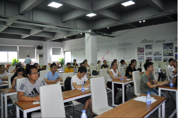 在貌似“沉寂”了两三年以后，Amanbo重新归来