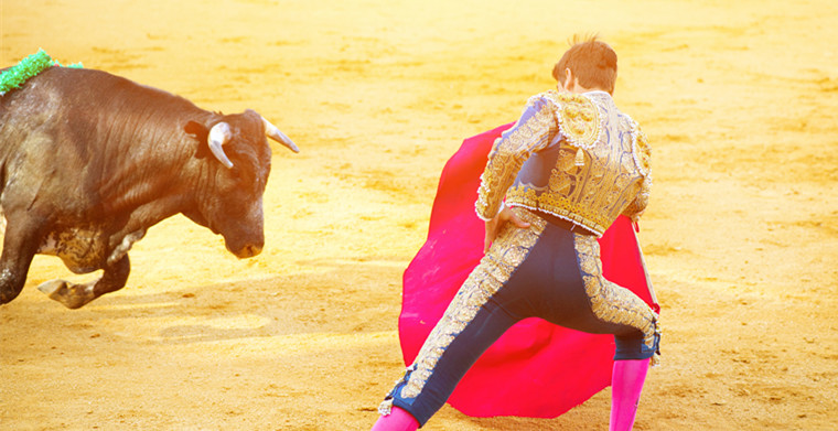西班牙奔牛节什么时候举行？西班牙奔牛节有哪些特色活动？