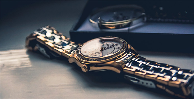 日本外相痴迷中国造，国产手表日本销量激增700倍