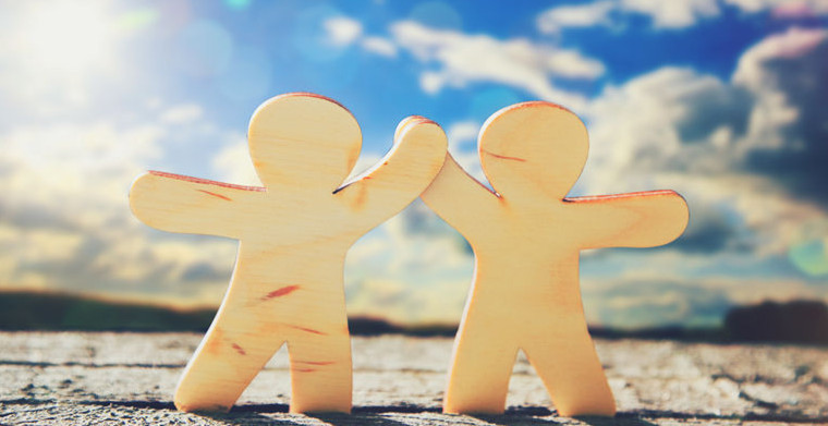 如何根据客户的喜好定制奖励计划来提高投资回报率？