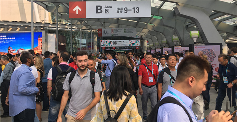 直击126届广交会：圣诞派对用品火爆，“皇家器皿”吸睛