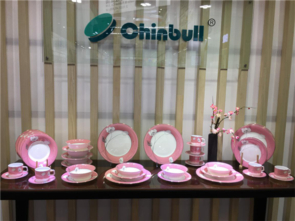 直击126届广交会：圣诞派对用品火爆，“皇家器皿”吸睛