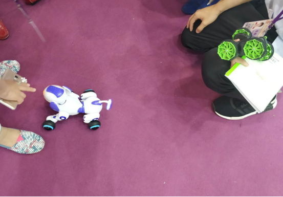 第123届广交会图文报道：“舞王”汪星人逗翻全场，婴儿磨牙棒造型吸睛